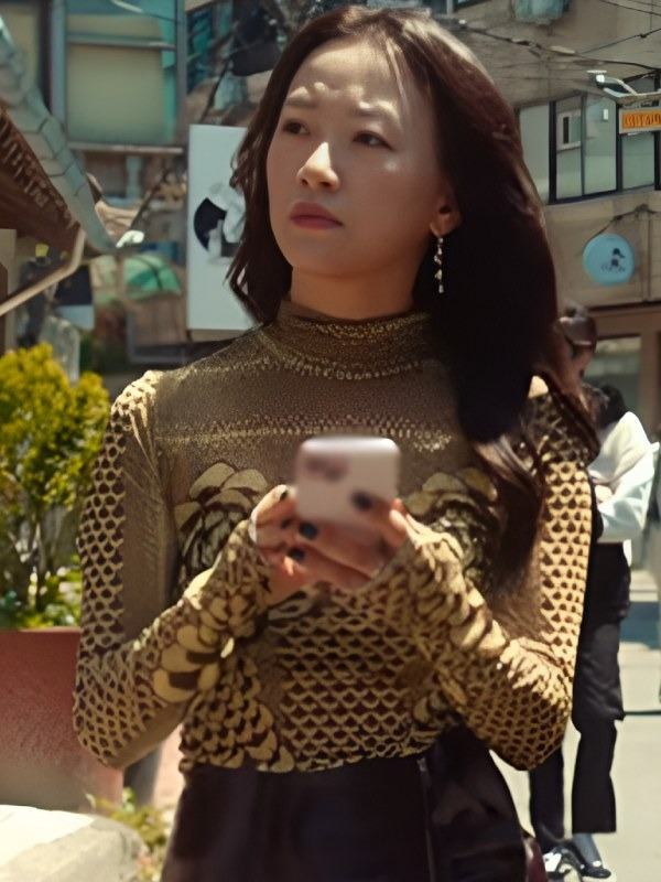 XO Kitty S02 Gia Kim Black & Brown Turtleneck Top