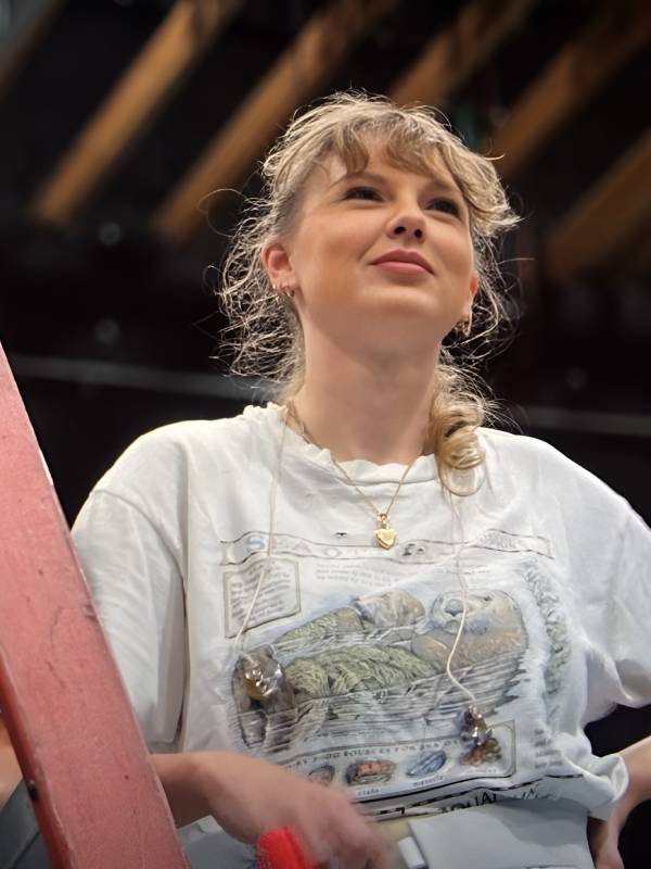 Taylor-Swift-2025-Sea-Otter-White-Shirt.